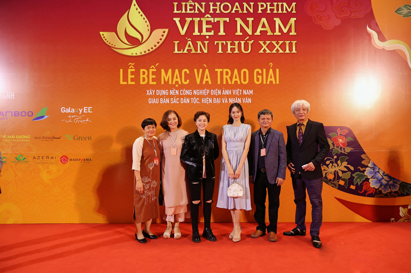 Nghệ sĩ Việt lộng lẫy trên thảm đỏ tại Liên hoan phim Việt Nam lần thứ XXII