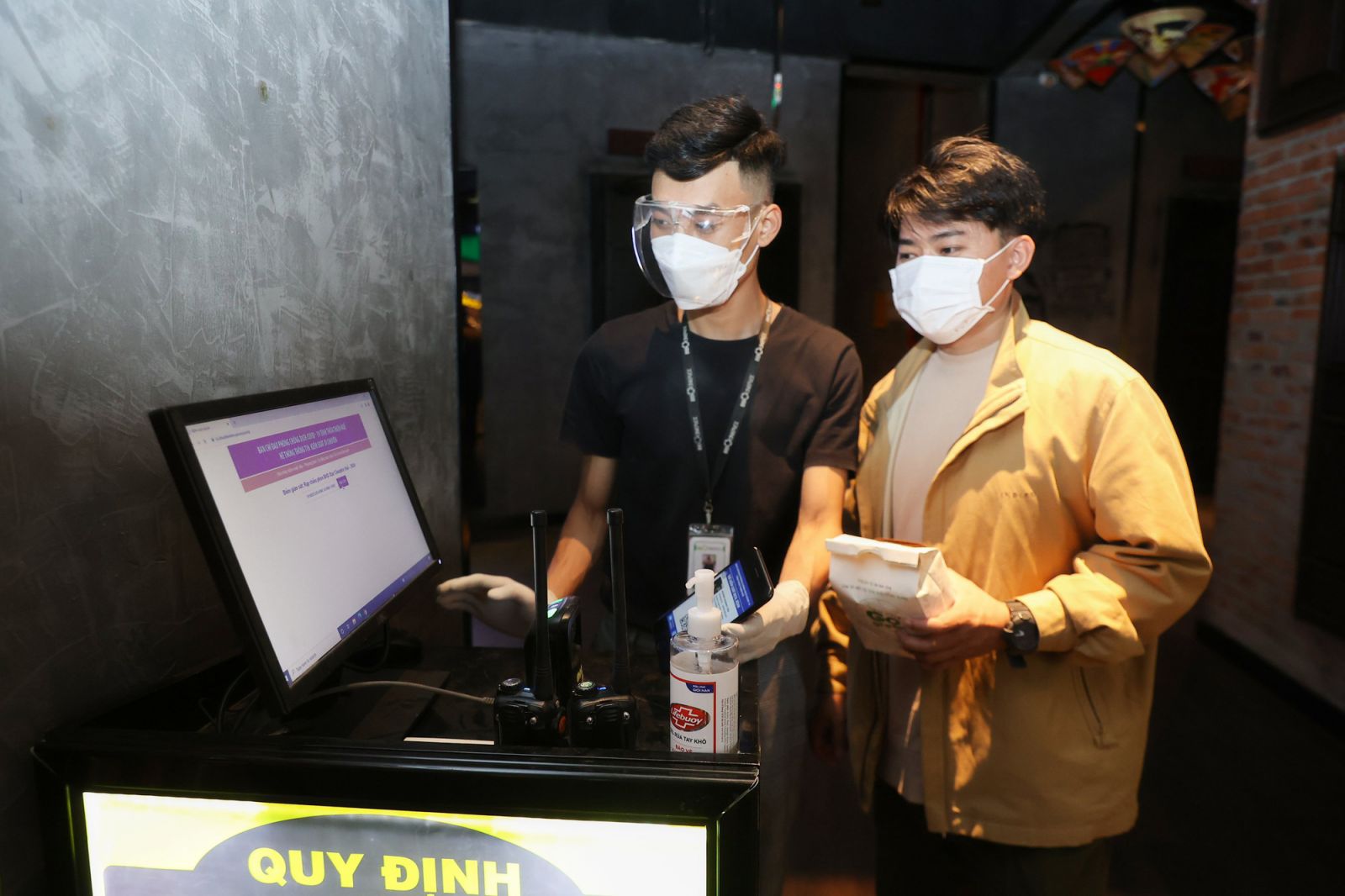 Các cụm rạp tại Huế đẩy mạnh công tác phòng dịch, phục vụ an toàn cho khán giả trong dịp Liên hoan phim Việt Nam - Ảnh 8.