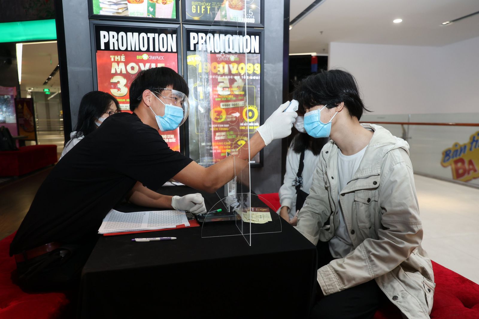 Các cụm rạp tại Huế đẩy mạnh công tác phòng dịch, phục vụ an toàn cho khán giả trong dịp Liên hoan phim Việt Nam - Ảnh 5.