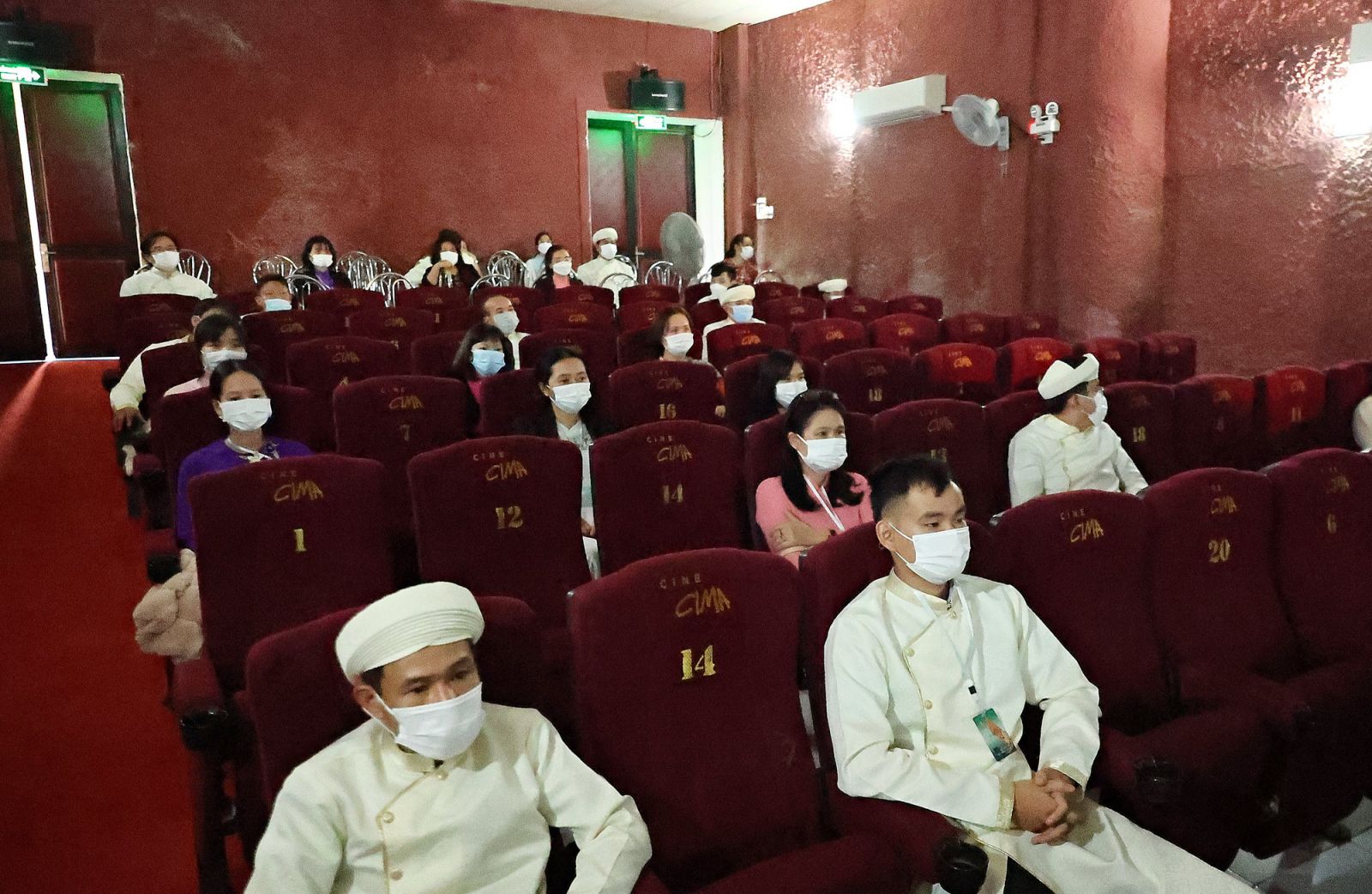 Các cụm rạp tại Huế đẩy mạnh công tác phòng dịch, phục vụ an toàn cho khán giả trong dịp Liên hoan phim Việt Nam - Ảnh 11.
