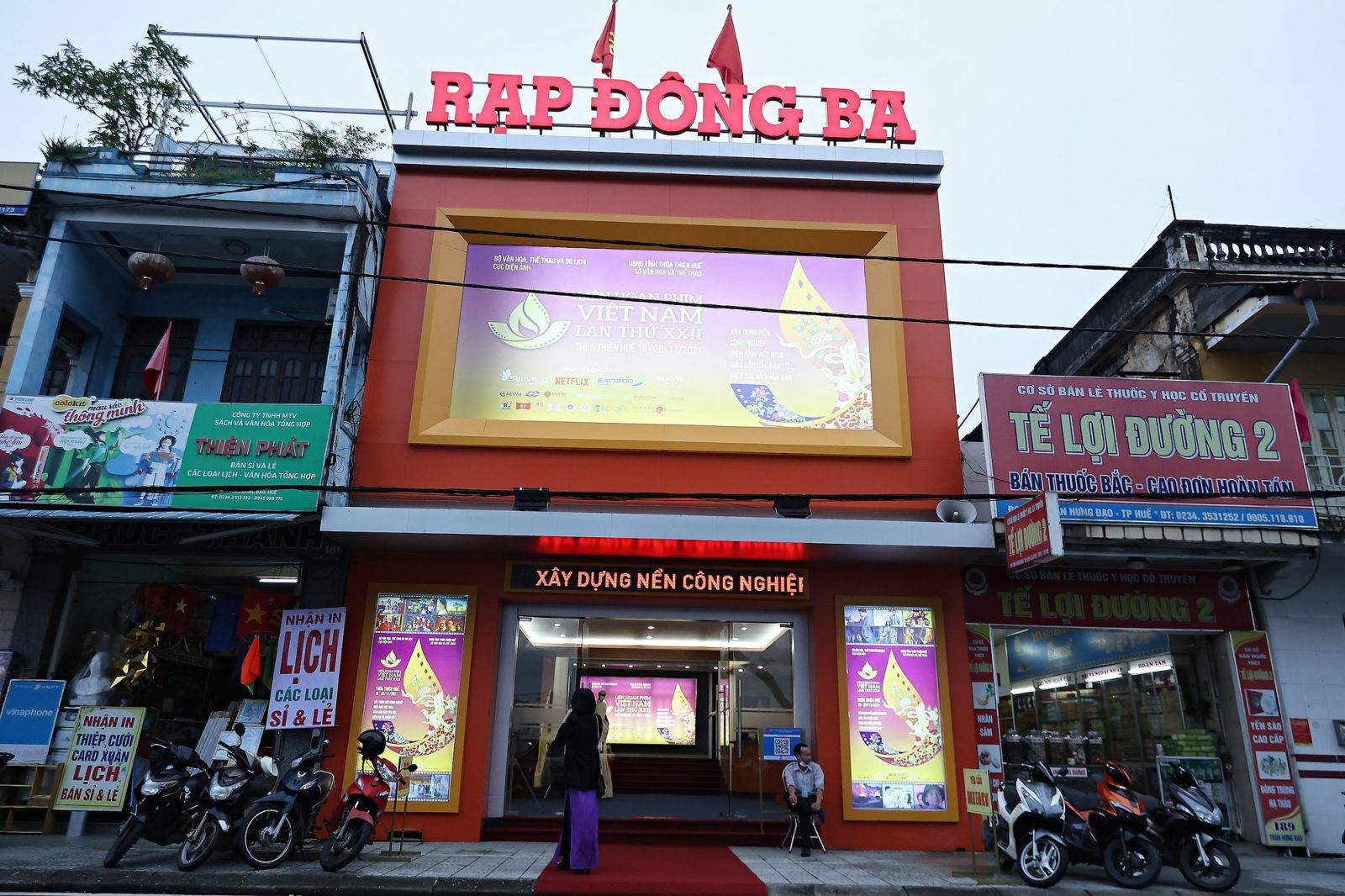 Các cụm rạp tại Huế đẩy mạnh công tác phòng dịch, phục vụ an toàn cho khán giả trong dịp Liên hoan phim Việt Nam - Ảnh 1.