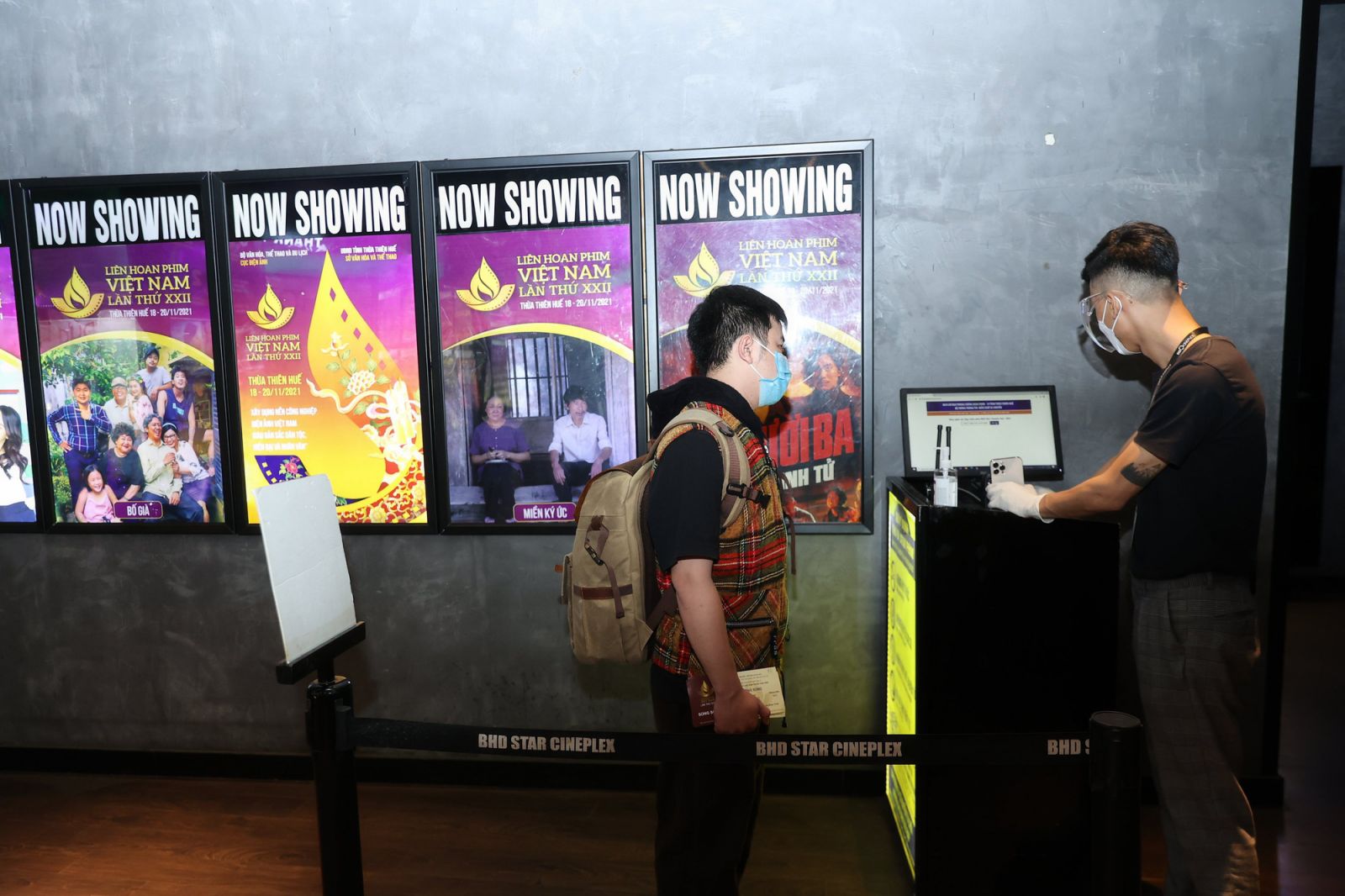 Các cụm rạp tại Huế đẩy mạnh công tác phòng dịch, phục vụ an toàn cho khán giả trong dịp Liên hoan phim Việt Nam - Ảnh 7.