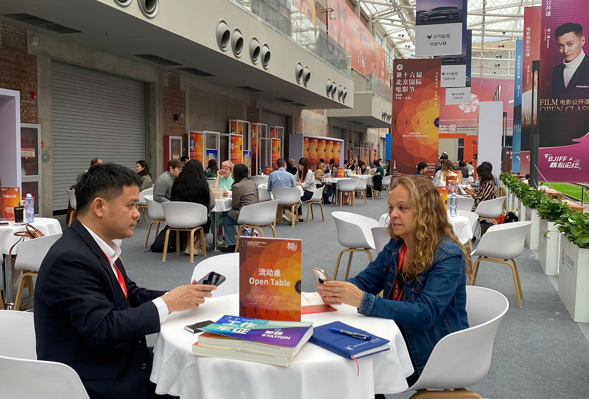Cục trưởng Đặng Trần Cường trao đổi với đại diện các đơn vị tại Chợ phim Bắc Kinh