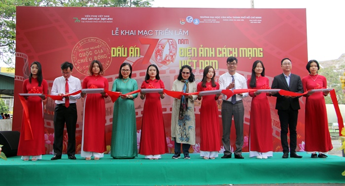 Triển lãm “Dấu ấn 70 năm Điện ảnh cách mạng Việt Nam” đến với sinh viên