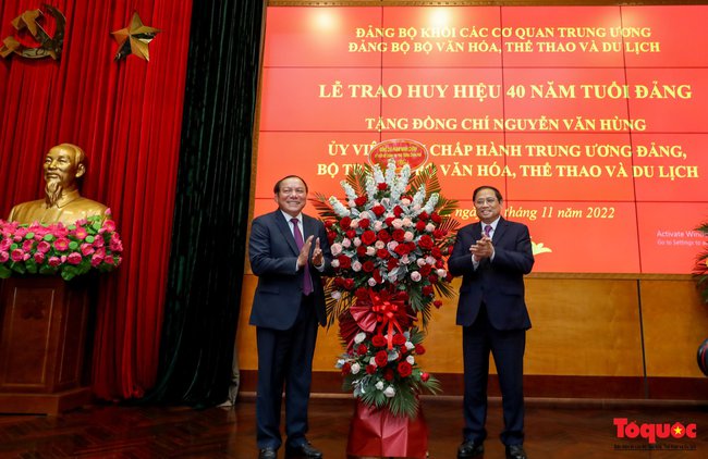 Bộ trưởng Nguyễn Văn Hùng nhận Huy hiệu 40 năm tuổi Đảng